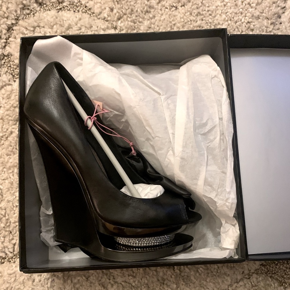 Black with diamonds in the middle open toe